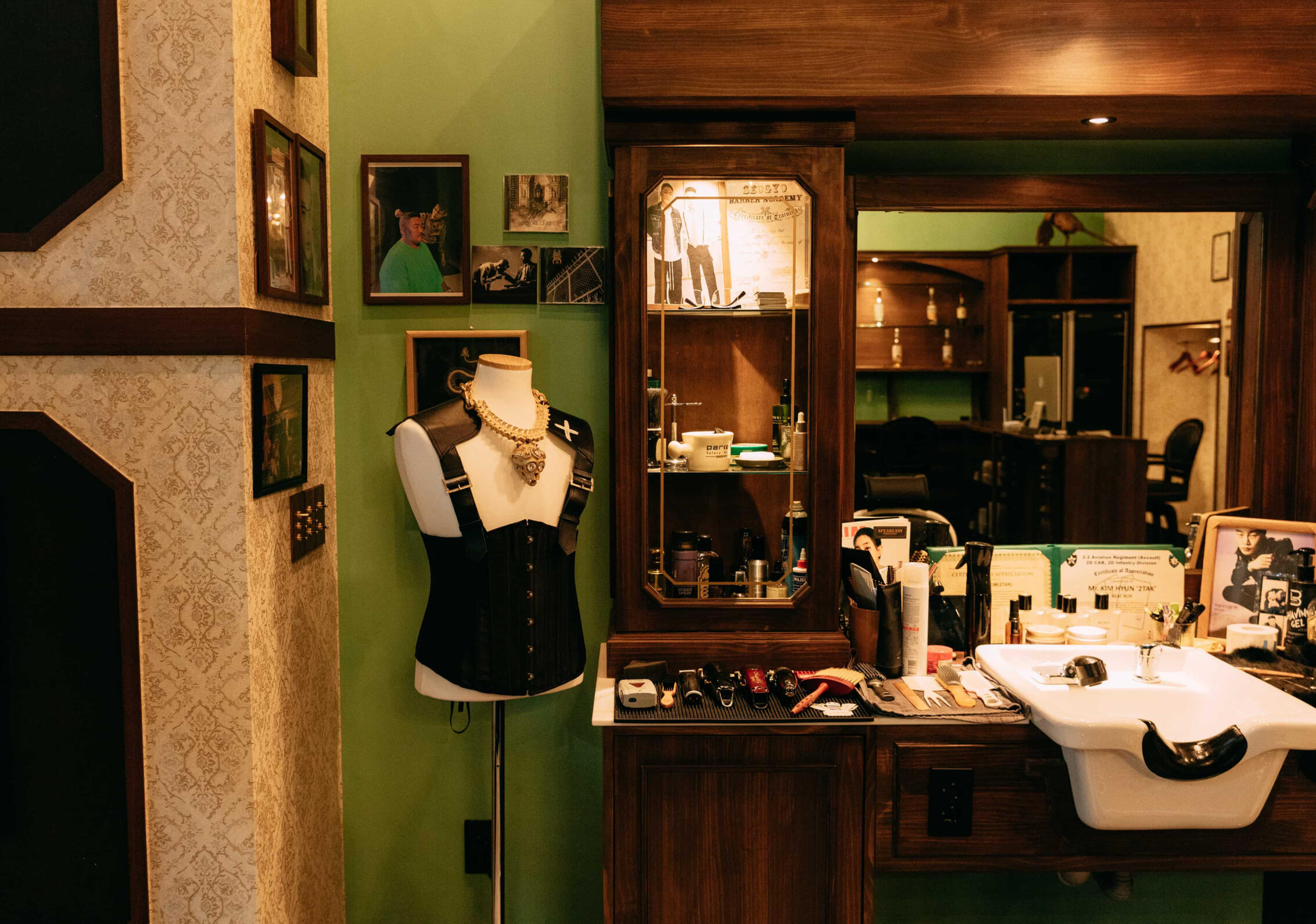 Speakeasy Barbershop Gangnam styling station with grooming tools, vintage decor, and fashion mannequin